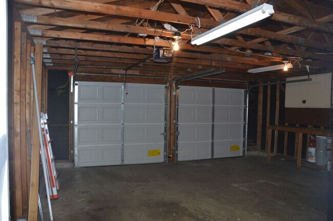 Foto del edificio - Beautiful and Bright Corner Lot Home in Ev...