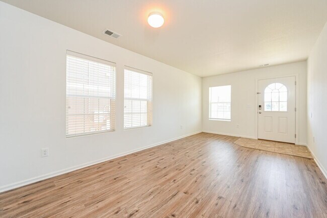 Foto del edificio - 2295 Coach House Loop