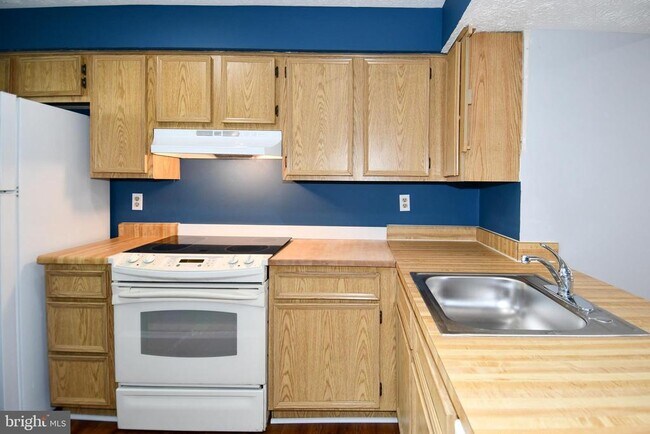 Building Photo - 8335 Windfall Rd