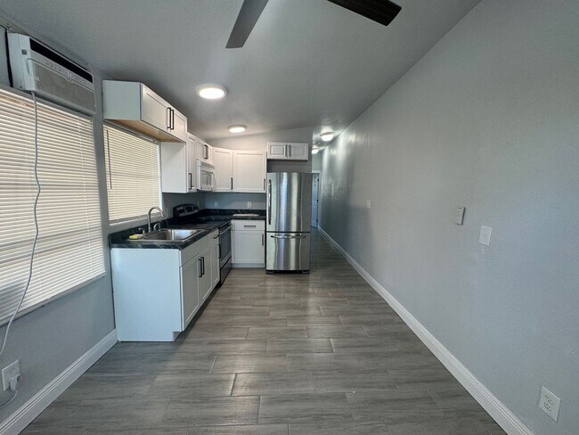 Building Photo - 607 49th Ave Terrace W