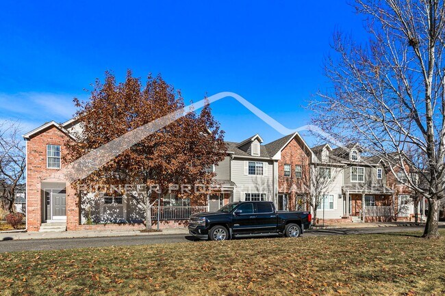 Foto del edificio - Spacious Townhouse with Fenced Patio and Washer/Dryer