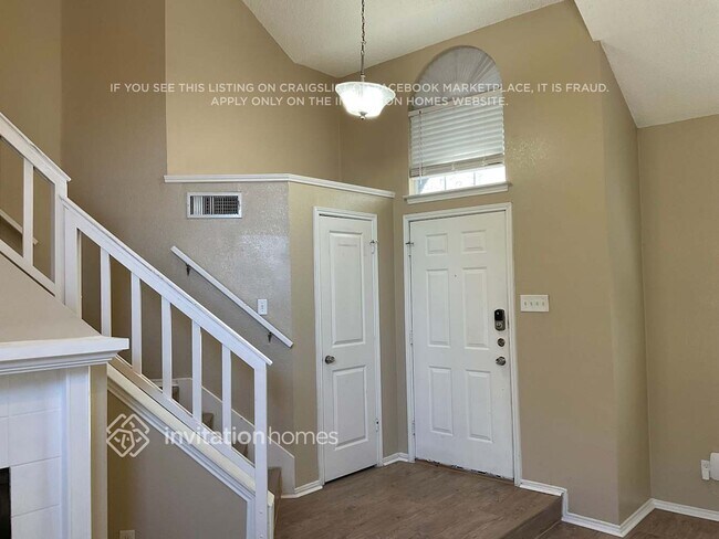 Building Photo - 2207 Bennington Dr