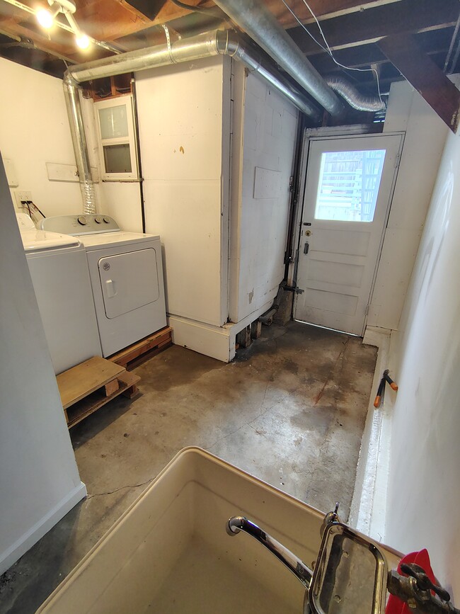 Washer/dryer - 3624 San Bruno Ave
