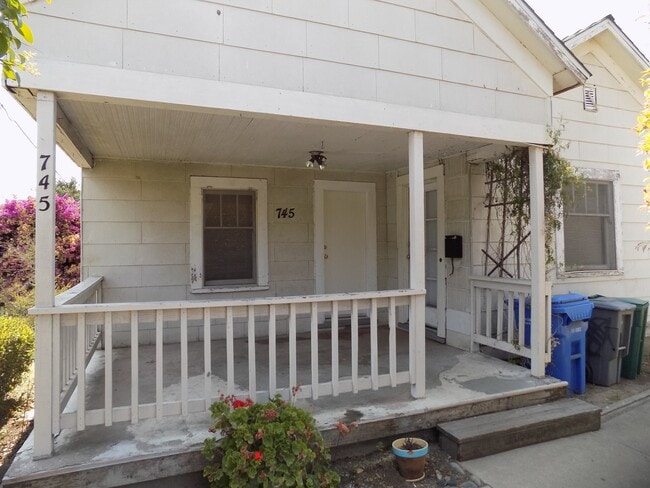 Foto del edificio - 735-745 Grand Ave