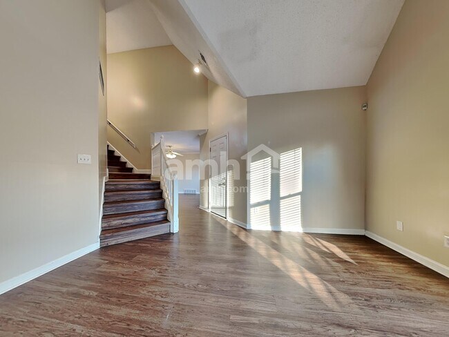 Foto del edificio - 6857 Briarfield Ln