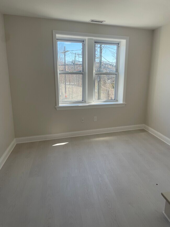 Foto del edificio - 128 River Rd Ext