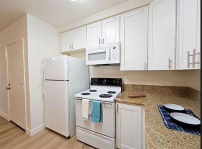 Building Photo - WELCOME TO THE VINE APARTMENTS!