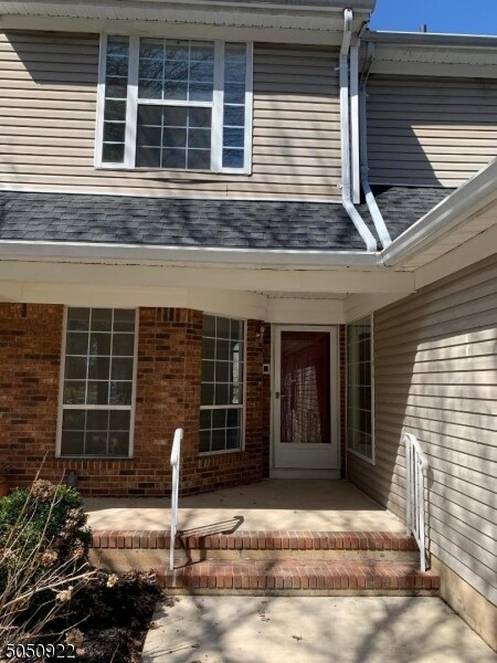 Building Photo - 252 Laurel Ct