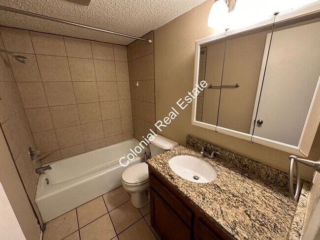 Building Photo - Updated and spacious 1 bedroom 1 bathroom ...