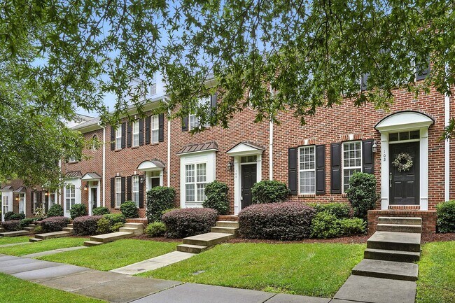 Building Photo - BEAUTIFUL BRICK FRONT TOWNHOME HOLLY SPRINGS!