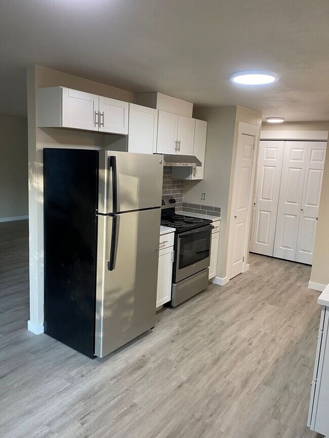 Foto del edificio - Olympia 3bdr 1.5 bath TOWNHOME 1 car garage 1 PET WELCOME