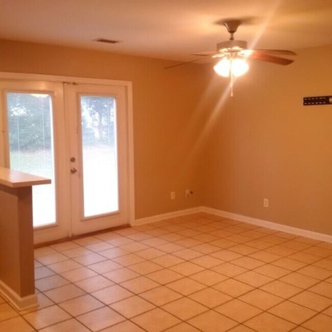 Foto del edificio - Cute townhome with 3 bd,2.5 bath, with gar...