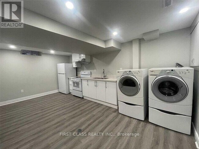 Building Photo - 3280 Pilcom Crescent