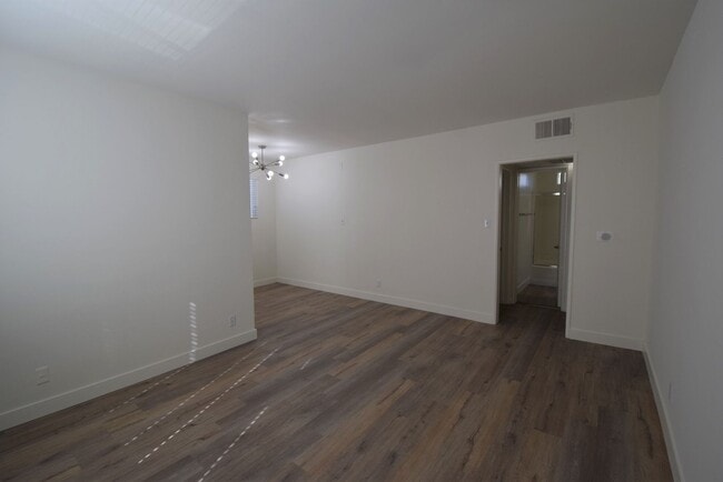 Building Photo - 4565 Hazeltine Ave