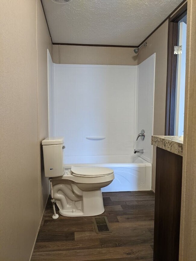 Foto del edificio - Newer mobile home with 3 bedrooms & 2 full...