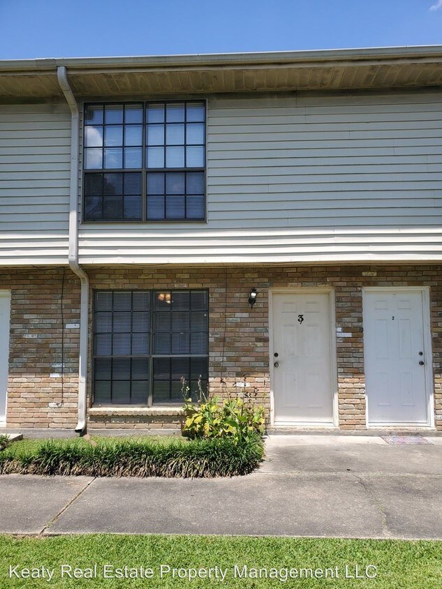 Primary Photo - 112 Country Ln