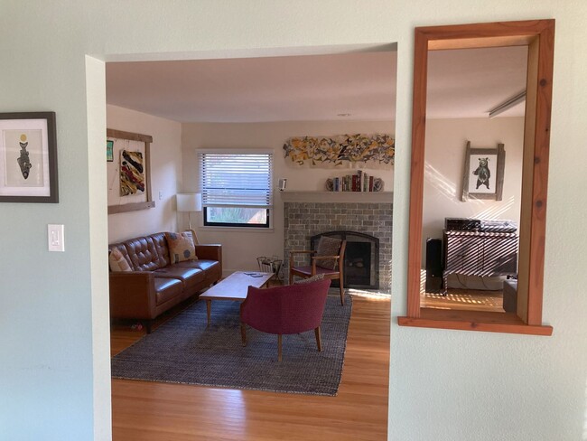 Building Photo - Beautiful Home Walking Distance To Town an...