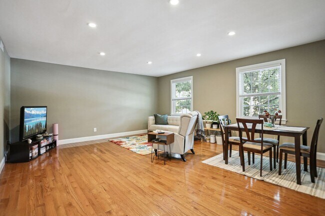 Building Photo - Spacious 2BR/1BA in Rock Creek Gardens!