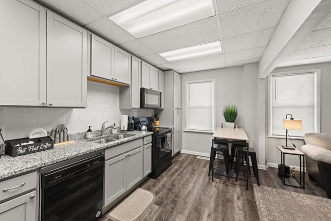 Building Photo - 1322 W 69th St