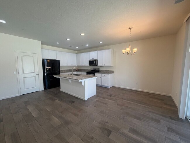 Building Photo - 2042 Sherbrook Ave
