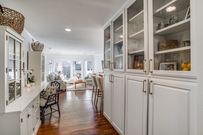 Foto del edificio - 4655 N Versailles Ave