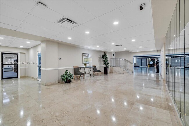 Building Photo - 5005 Collins Ave