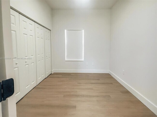 Foto del edificio - 125 Frow Ave