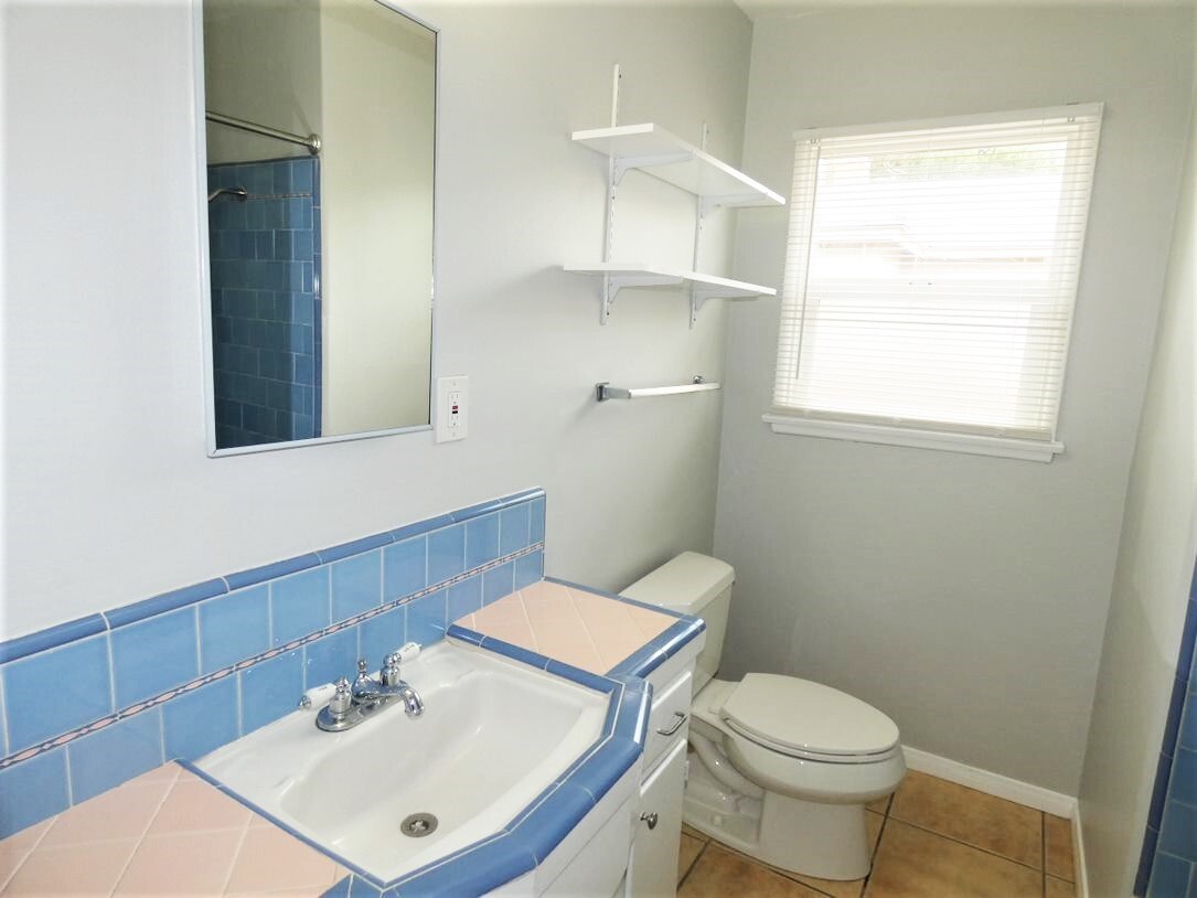 Primary Photo - 4558 N Lakewood Blvd