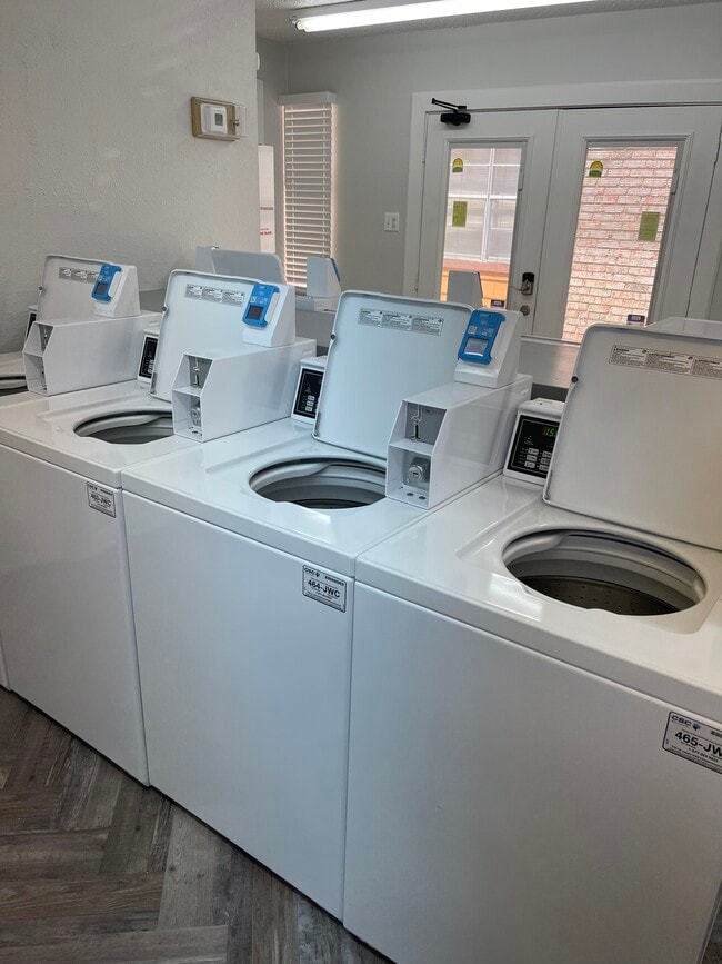 Building Photo - Century Oaks