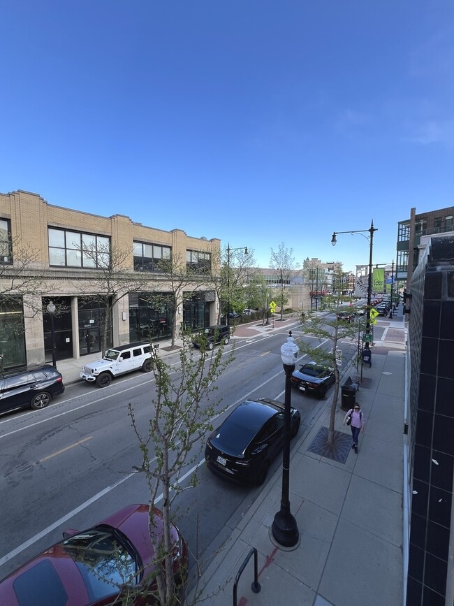 Building Photo - 3244 N Lincoln Ave