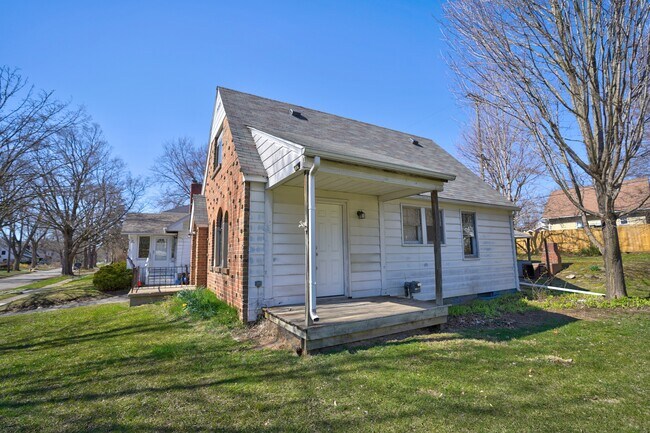 Building Photo - 2424 Thomas St