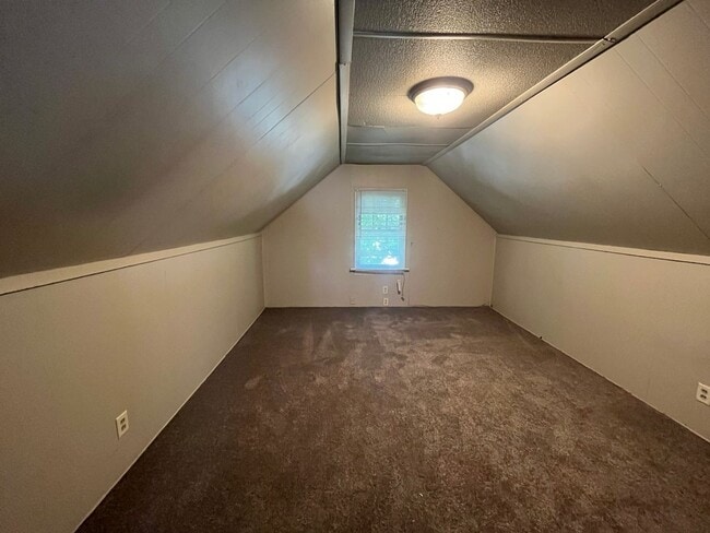Building Photo - 3 bedroom home available in Rockford