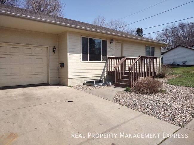 Building Photo - Charming 2 Bedroom 2 Bathroom Centrally Lo...