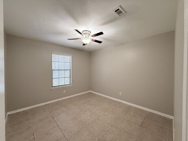 Building Photo - Charming 2-Bed, 2-Bath Condo with Granite Finishes Ready for Move In.