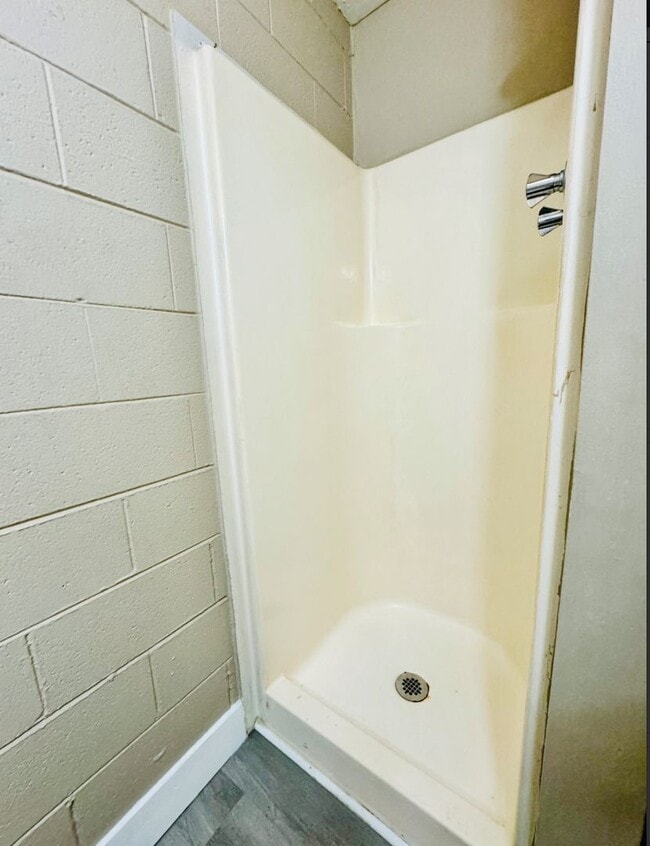 Building Photo - Studio Apt with Monthly and Weekly Rates! ...