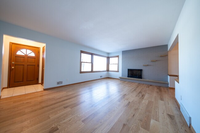 Building Photo - 5209 W 61st St