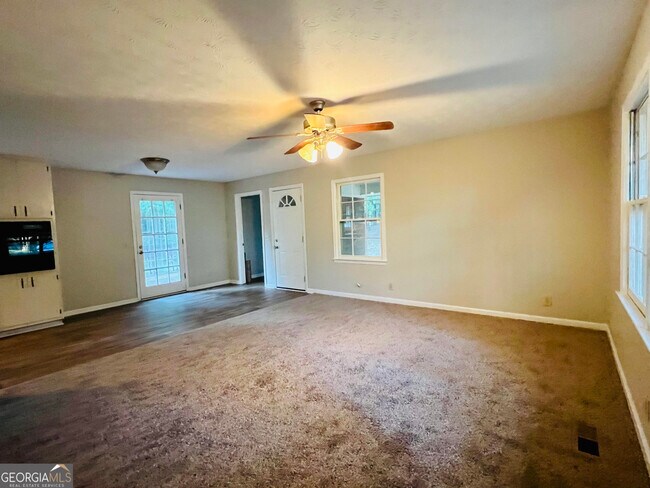 Building Photo - 596 Phillips Dr