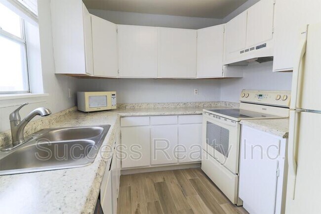 Building Photo - 4800 N Stanton St