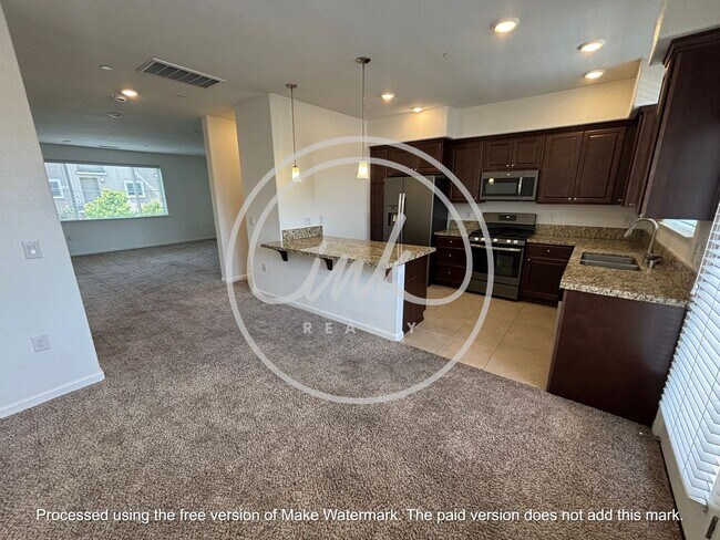 Building Photo - Beatiful Townhome off of Truckee River