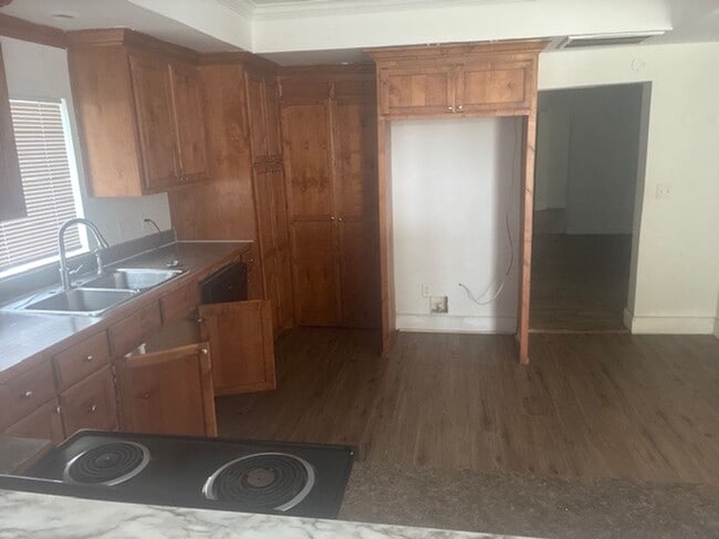 Building Photo - 209 W Park St