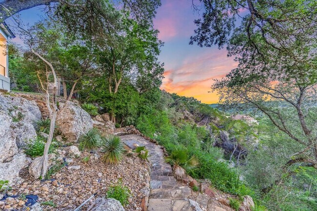 Foto del edificio - 9409 Bell Mountain Dr
