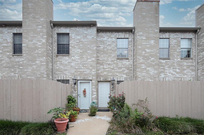 Building Photo - 3214 Holly Hall St