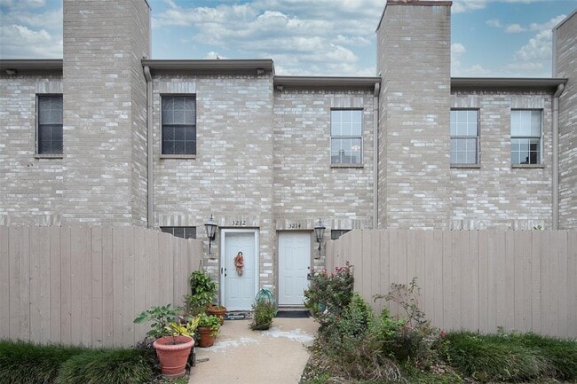 Foto del edificio - 3214 Holly Hall St
