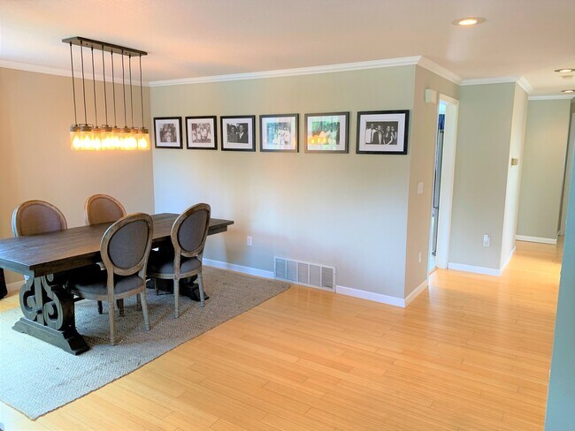 Foto del edificio - Beautiful Home in North Seattle - Availabl...