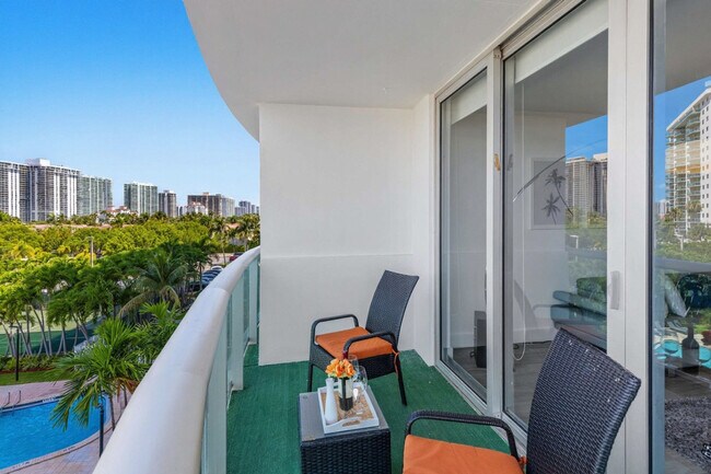 Foto del edificio - 19370 Collins Ave