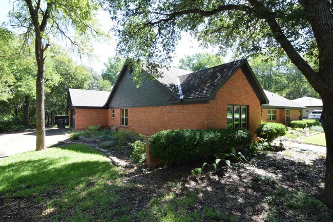 Building Photo - 4104 Briar Cliff Rd
