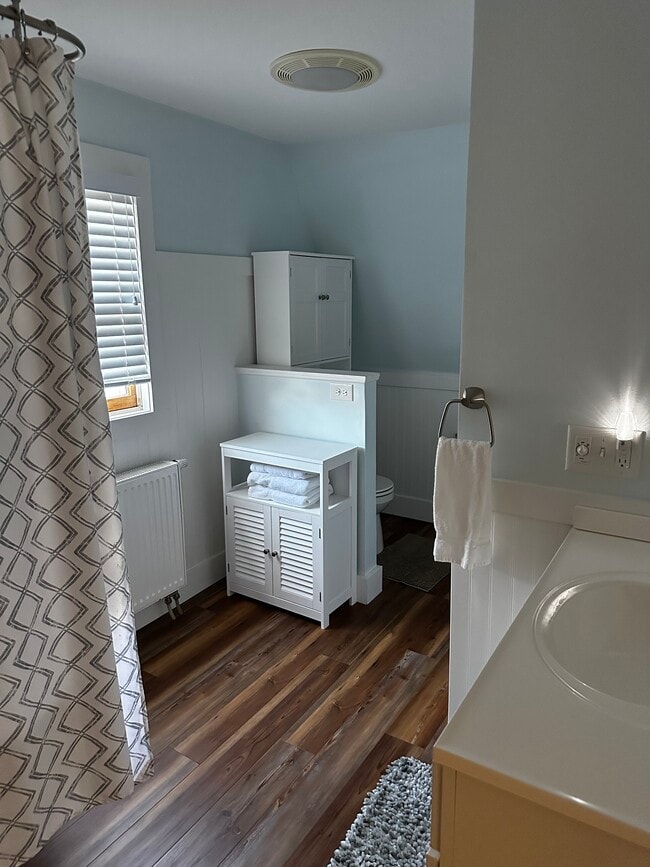 UPSTAIRS BATHROOM - 7 Myrtle Ave