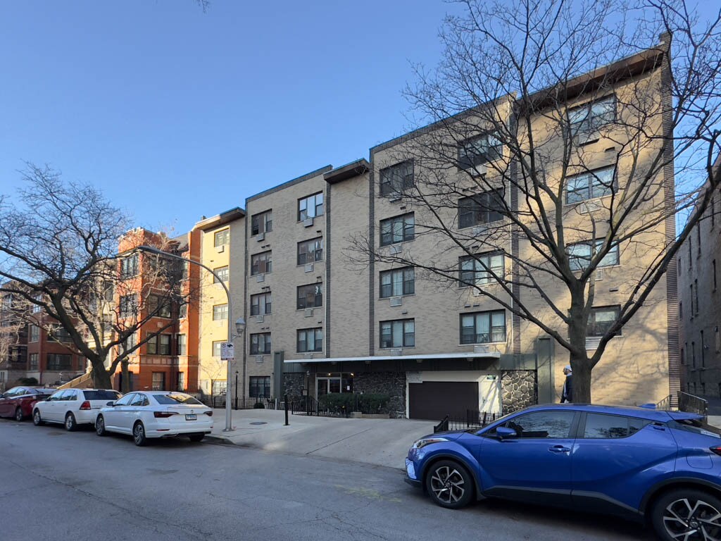 Primary Photo - 424 W Oakdale Ave