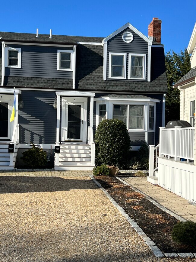 2 car parking and entrance - 5 Knights Hill Rd