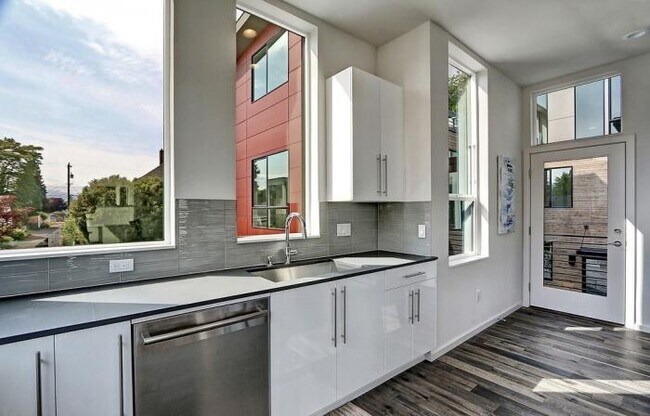 Building Photo - 2 bedroom in Seattle WA 98108
